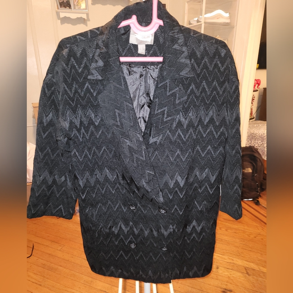 Forever 21 black vintage textured blazer jacket. 2 pockets with tag. Great condi